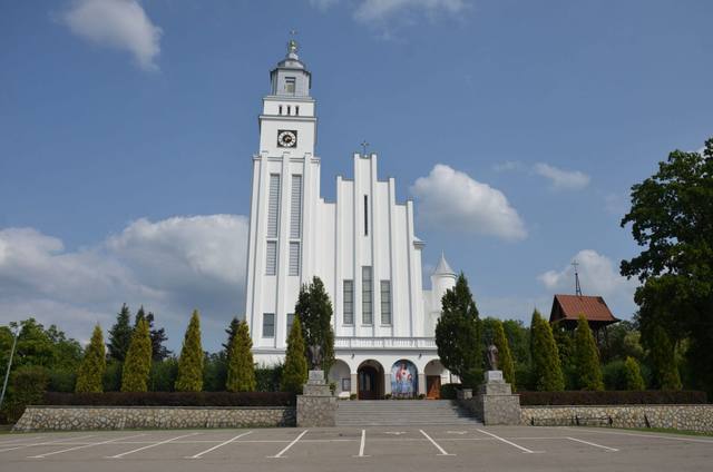 Kościół – Parafia Nawiedzenia NMP, Medynia Głogowska