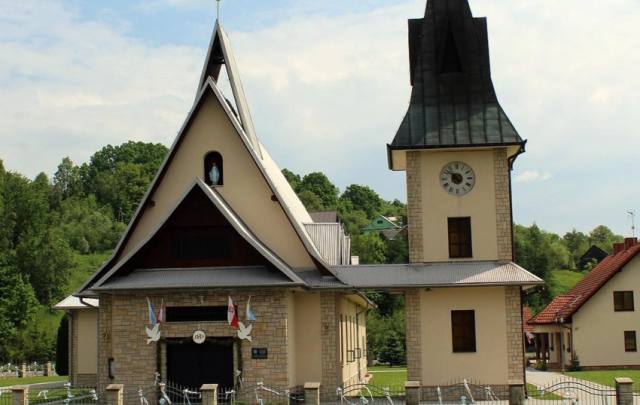 Kościół – Parafia Najświętszej Maryi Panny Wspomożycielki Wiernych, Łoniowa