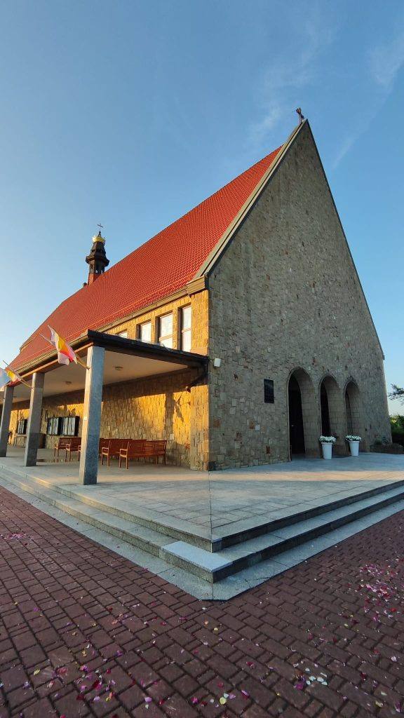 Kościół – Parafia Macierzyństwa Najświętszej Maryi Panny, Dziekanowice