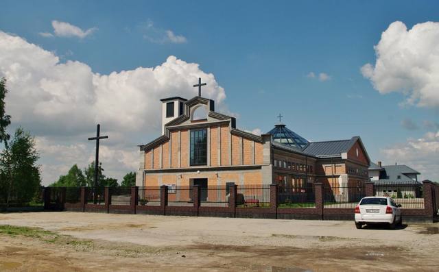 Kościół – Parafia Matki Bożej Królowej Rodzin, Dziekanów Leśny