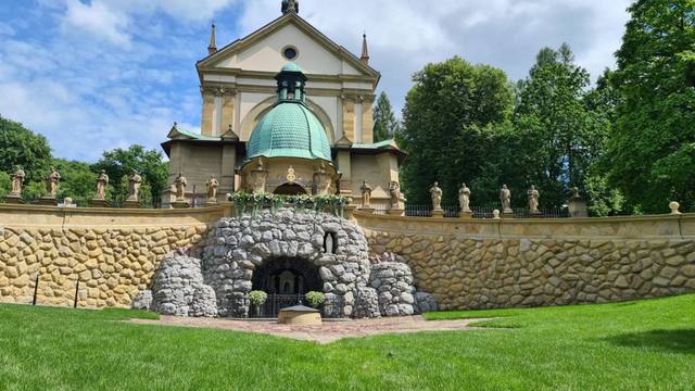 Kościół – Parafia Wniebowzięcia Najświętszej Maryi Panny, Brody