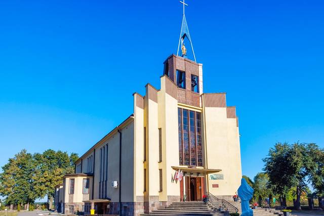 Kościół – Parafia Trójcy Przenajświętszej, Burzyn