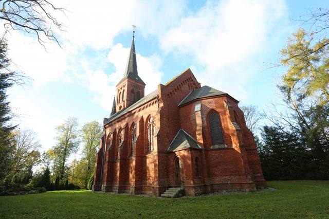 Kościół – Parafia Macierzyństwa Matki Bożej, Benice