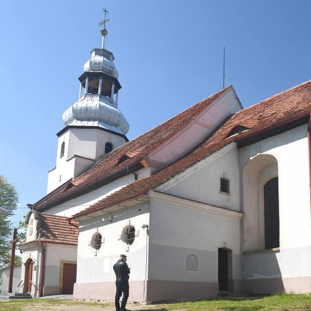 Kościół – Parafia Świętego Marcina, Pomocne