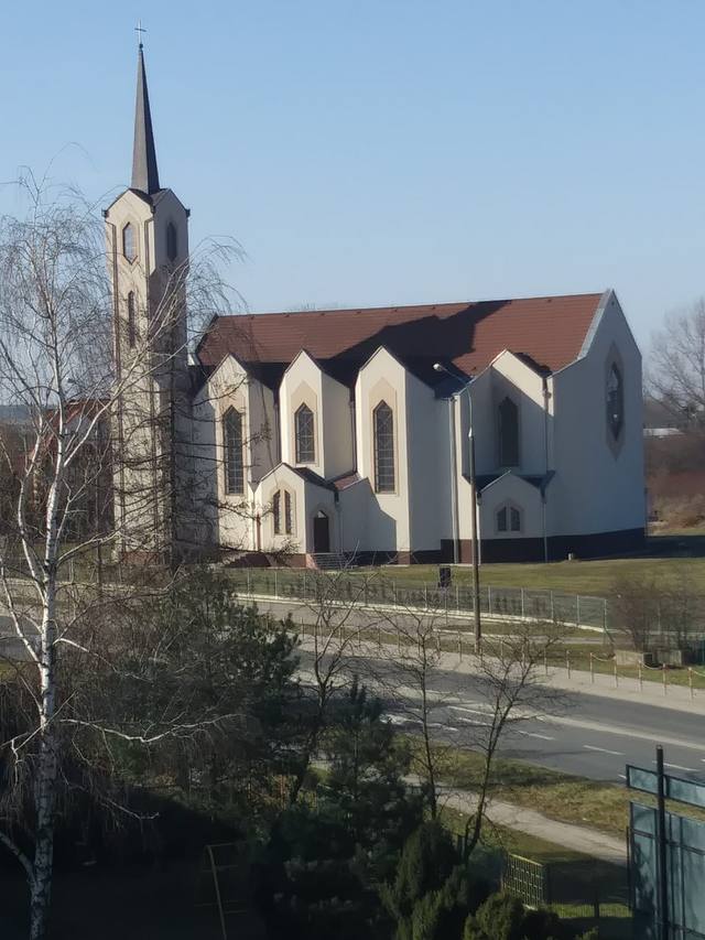 Kościół – Parafia Św. Faustyny, Góra