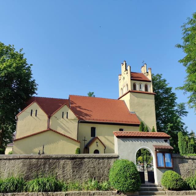 Kościół – Parafia Narodzenia Najświętszej Maryi Panny, Małuszów
