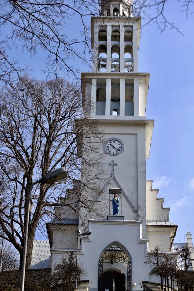 Kościół – Parafia Narodzenia Najświętszej Maryi Panny, Płoki