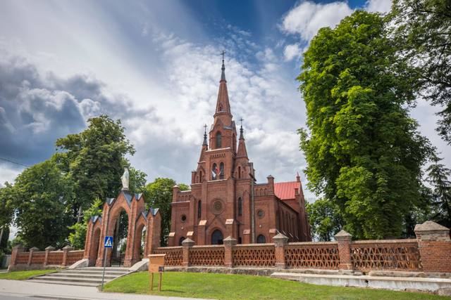 Kościół – Parafia Świętych Apostołów Piotra i Pawła, Dołubowo