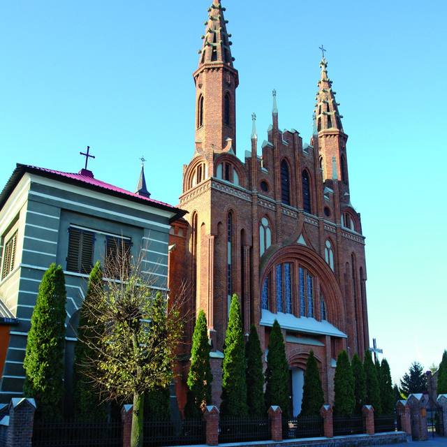 Kościół – Parafia Świętej Rodziny, Przedecz