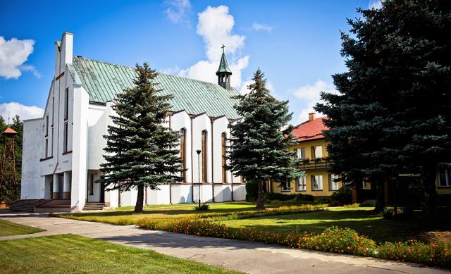 Kościół – Parafia Najświętszego Serca Pana Jezusa, Dębowa Kłoda