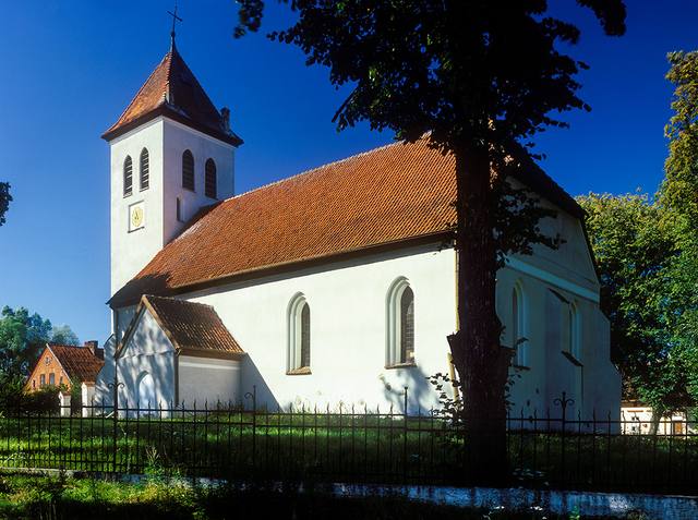 Kościół – Parafia Świętego Piotra Apostoła, Momajny