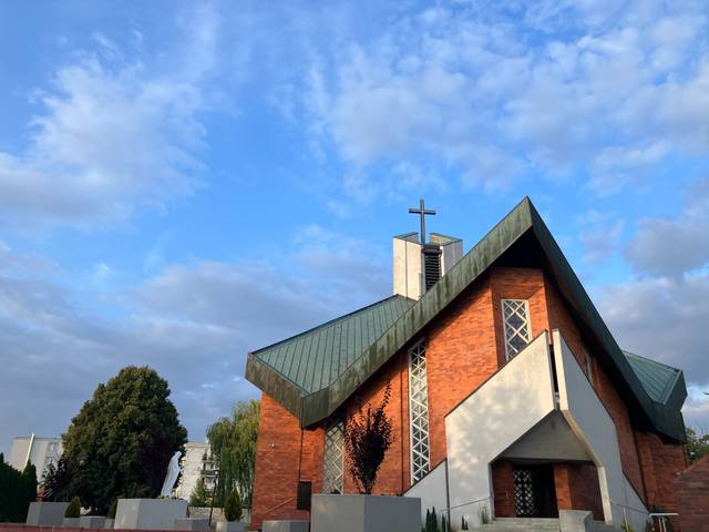Kościół – Parafia Podwyższenia Krzyża Świętego, Czernica
