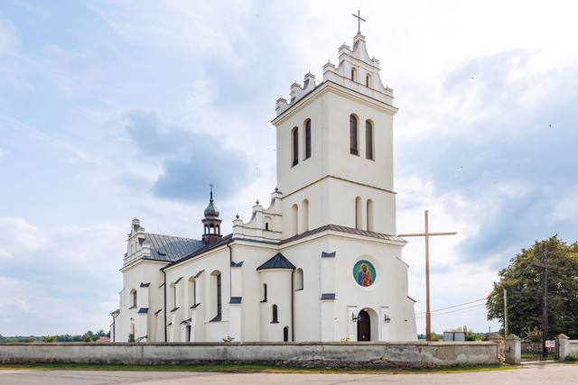 Kościół – Parafia Św. Stanisława Biskupa i Męczennika, Sieluń