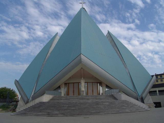 Kościół – Parafia Matki Bożej Królowej Świata, Radom