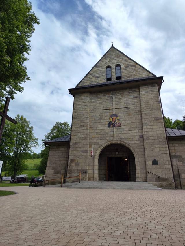 Kościół – Parafia Nawiedzenia Najświętszej Maryi Panny, Skomielna Czarna