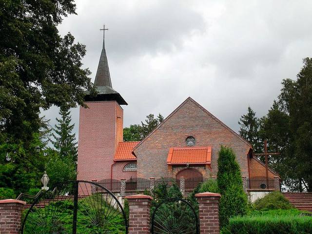 Kościół – Parafia Świętego Stanisława Kostki, Czarna Dąbrówka
