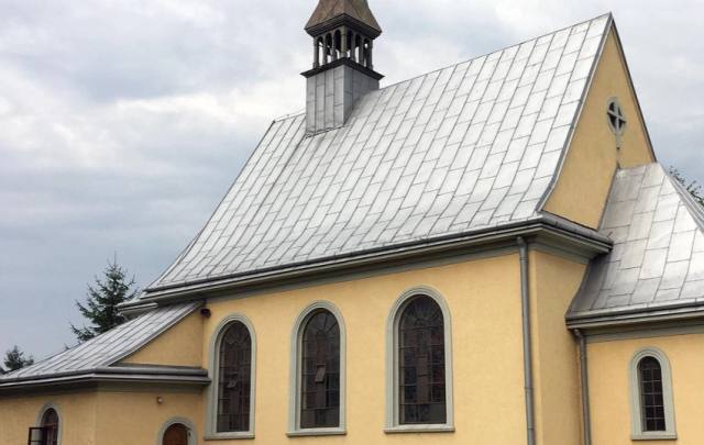 Kościół – Parafia Najświętszej Maryi Panny Królowej Świata, Pawęzów
