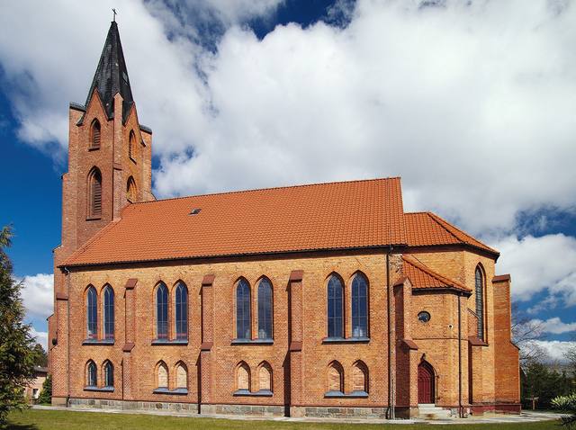 Kościół – Parafia Świętego Michała Archanioła, Łebunia
