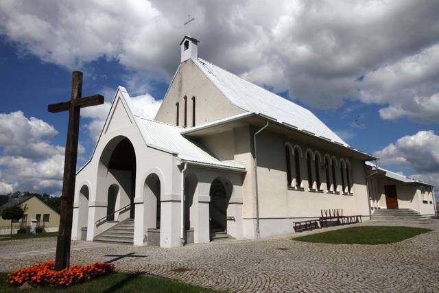 Kościół – Parafia Narodzenia Najświętszej Maryi Panny, Chmielek