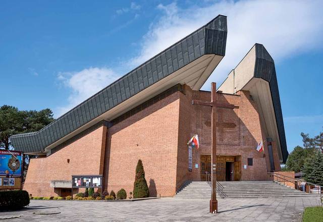 Kościół – Parafia Trójcy Przenajświętszej, Stalowa Wola