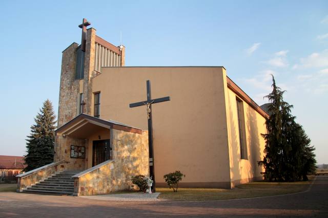 Kościół – Parafia Matki Bożej Częstochowskiej, Brzustów