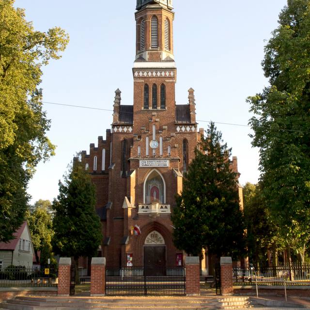 Kościół – Parafia Narodzenia Najświętszej Maryi Panny, Sanktuarium Matki Bożej Księżnej Sieradzkiej, Charłupia Mała