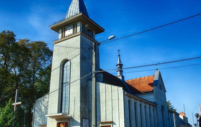 Kościół – Parafia Świętego Krzyża i Matki Bożej Nieustającej Pomocy, Tarnów