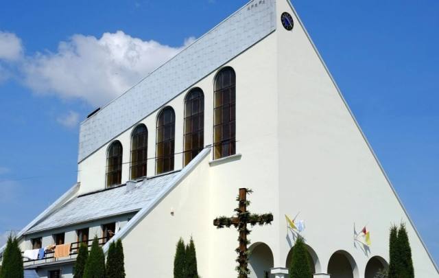 Kościół – Parafia Świętego Maksymiliana Marii Kolbego, Kicznia