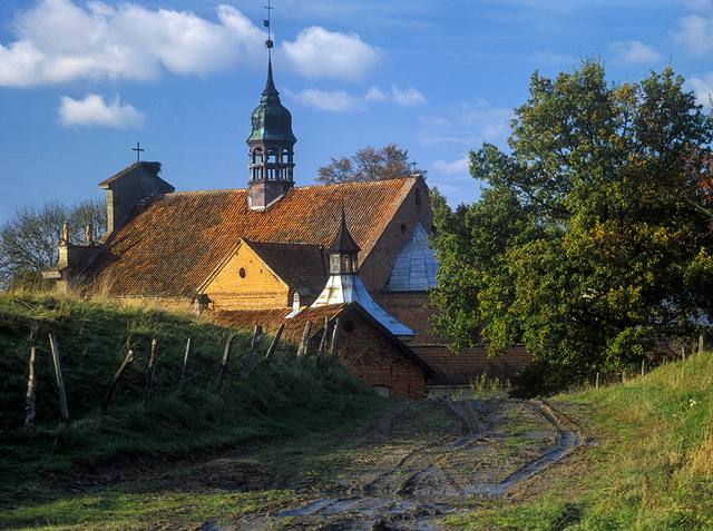 Kościół – Parafia Podwyższenia Krzyża Świętego, Chwalęcin