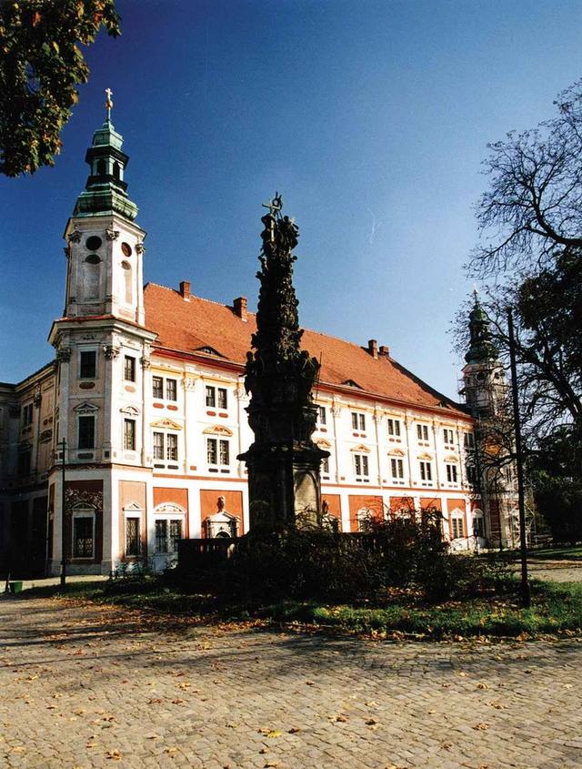 Kościół – Parafia Wniebowzięcia Najświętszej Maryi Panny, Henryków