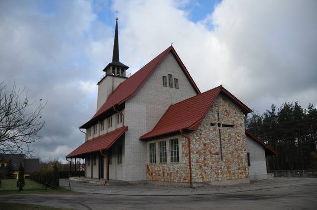 Kościół – Parafia Matki Bożej Królowej Polski, Lubichowo
