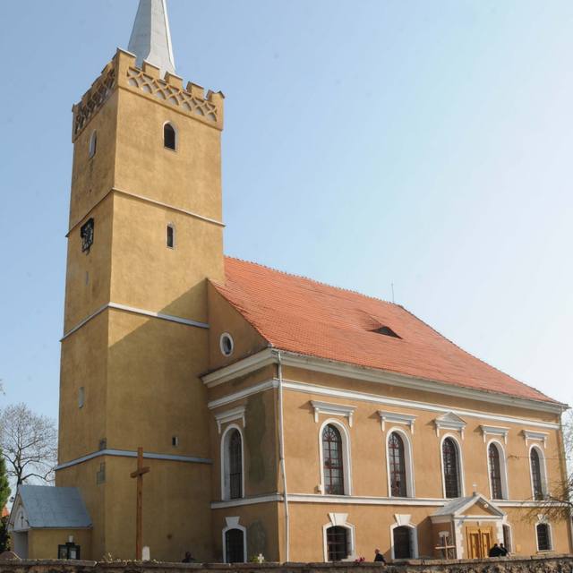 Kościół – Parafia Świętego Andrzeja Apostoła, Męcinka